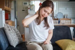 首をおさえる女性